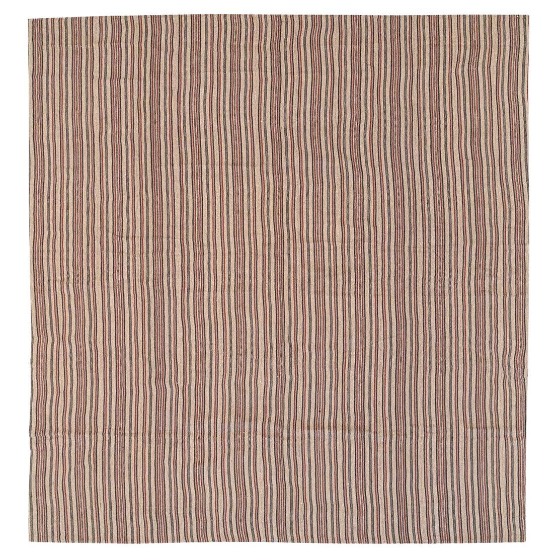 Alfombra persa de tejido plano kilim de mediados del siglo XX, tamaño habitación