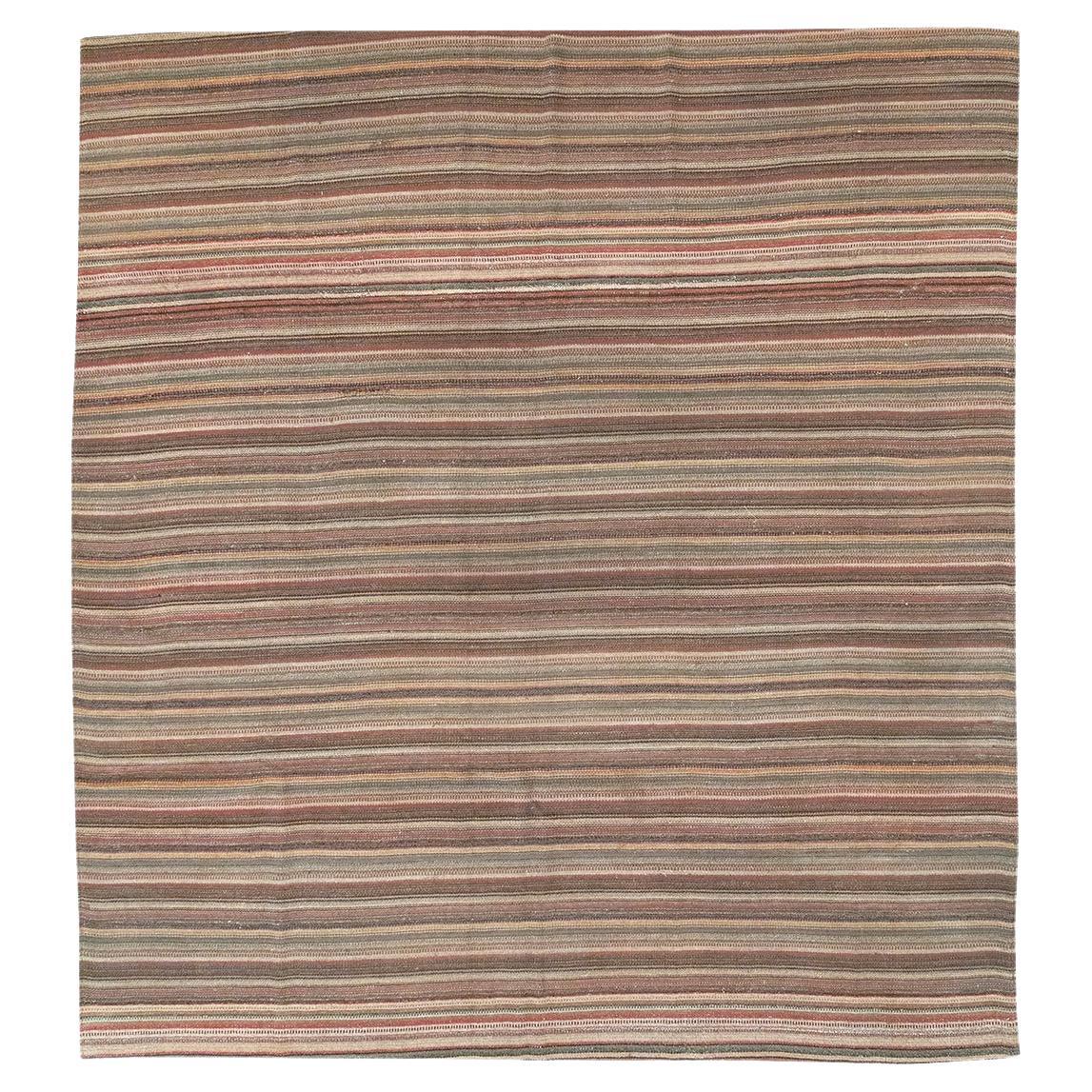 Alfombra persa de tejido plano kilim de mediados del siglo XX, tamaño habitación