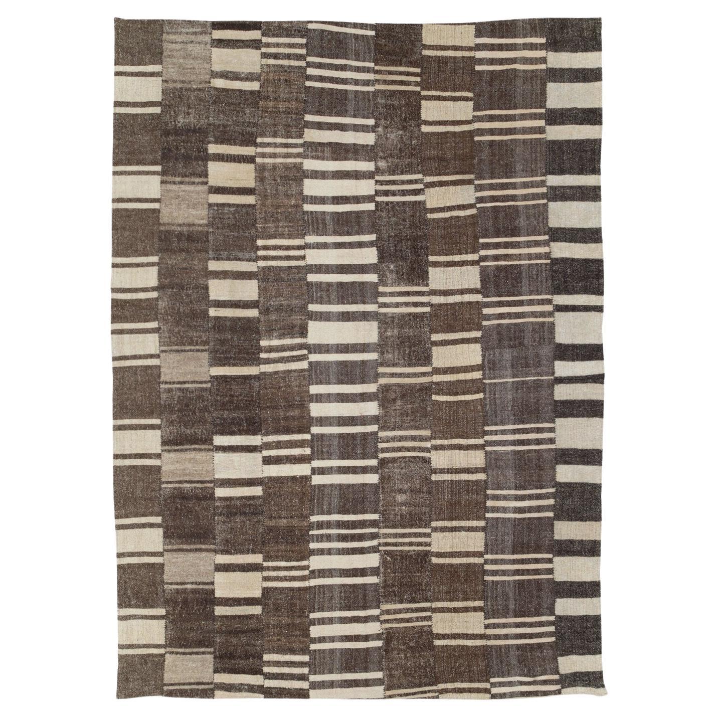 Alfombra persa de tejido plano kilim de mediados del siglo XX, tamaño habitación