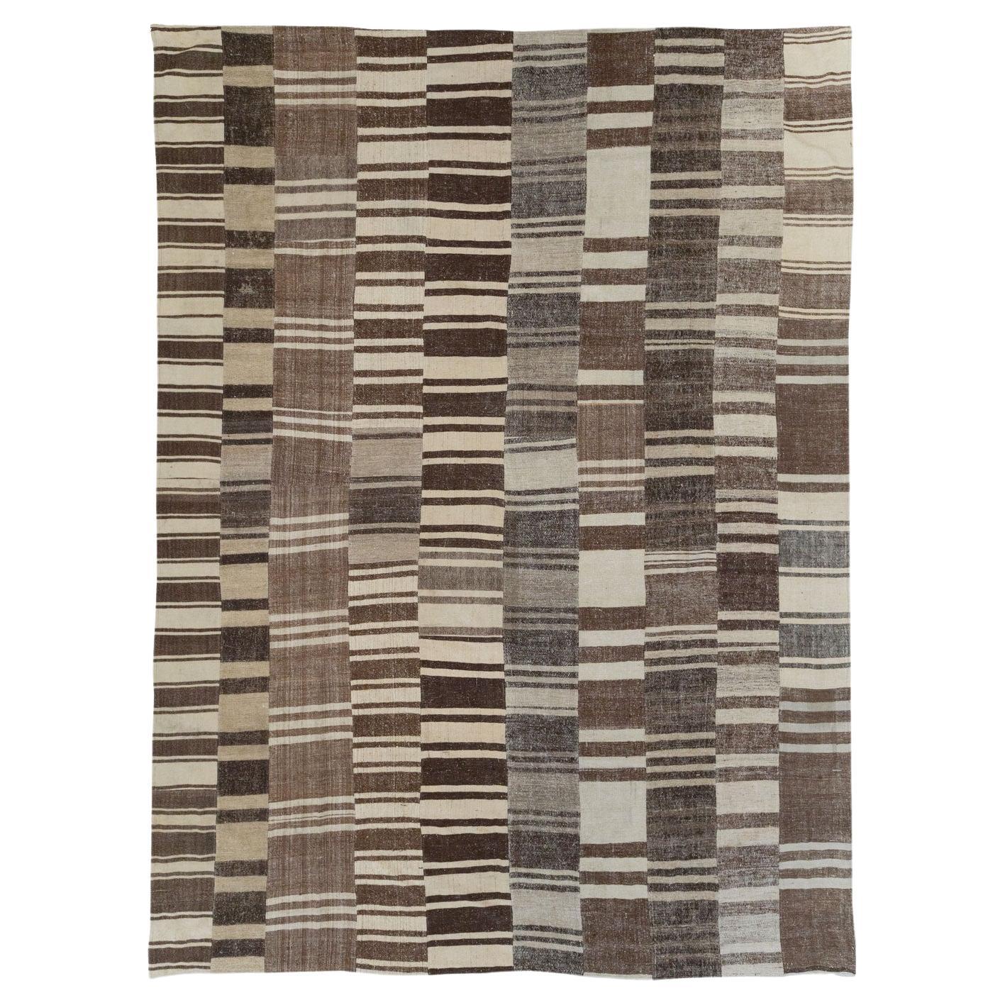 Alfombra persa de tejido plano kilim de mediados del siglo XX, tamaño habitación