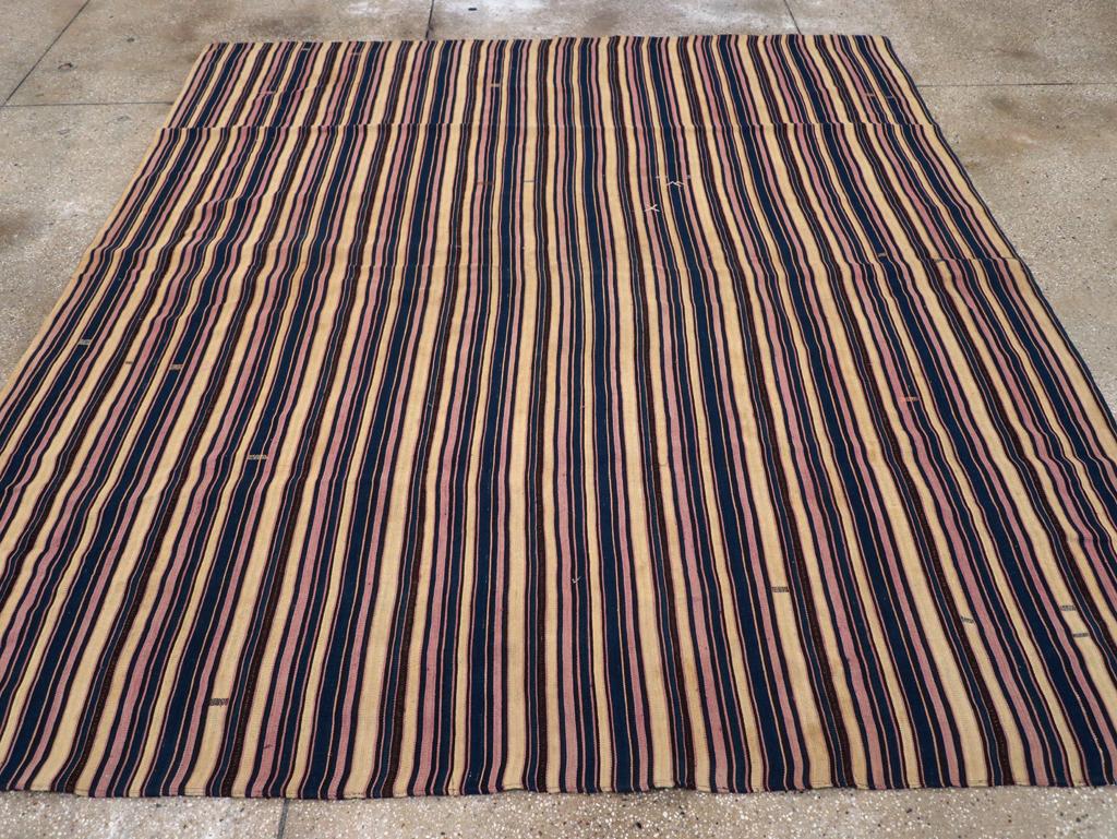 Dieser persische Flachgewebe-Kilim aus der Mitte des 20. Jahrhunderts mit den Maßen 8' 6