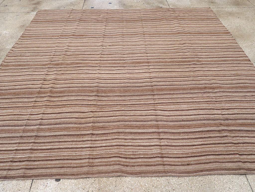 Dieser persische Flachgewebe-Kilim aus der Mitte des 20. Jahrhunderts mit den Maßen 8' 11
