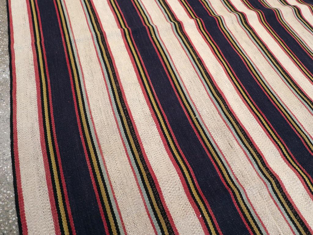 Mitte des 20. Jahrhunderts Persische Flachgewebe Kilim Quadratische Akzentteppich (Kelim) im Angebot