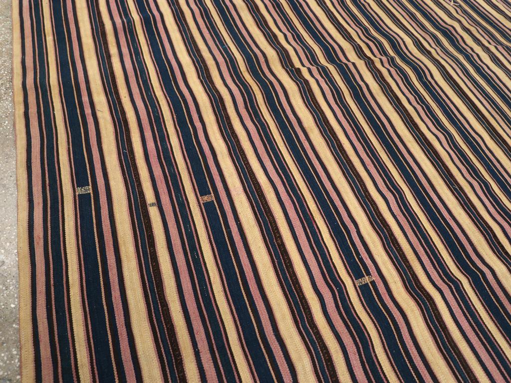 Mitte des 20. Jahrhunderts Persische Flachgewebe Kilim Quadratische Akzentteppich (Kelim) im Angebot