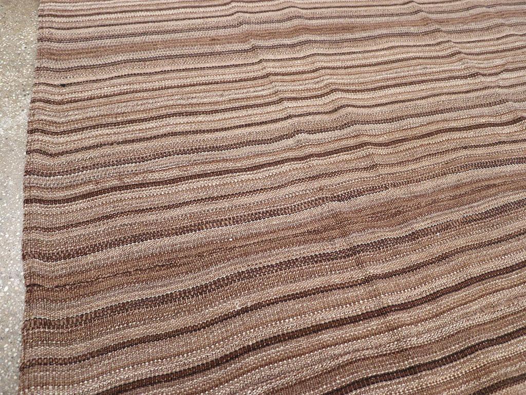 Mitte des 20. Jahrhunderts Persische Flachgewebe Kilim Quadratische Akzentteppich (Kelim) im Angebot