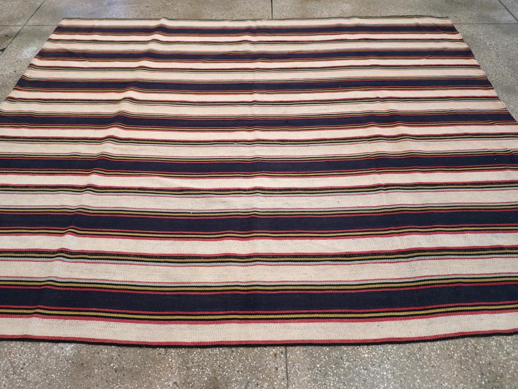 Mitte des 20. Jahrhunderts Persische Flachgewebe Kilim Quadratische Akzentteppich (Handgewebt) im Angebot