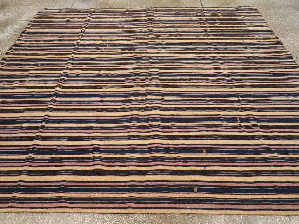 Mitte des 20. Jahrhunderts Persische Flachgewebe Kilim Quadratische Akzentteppich (Handgewebt) im Angebot