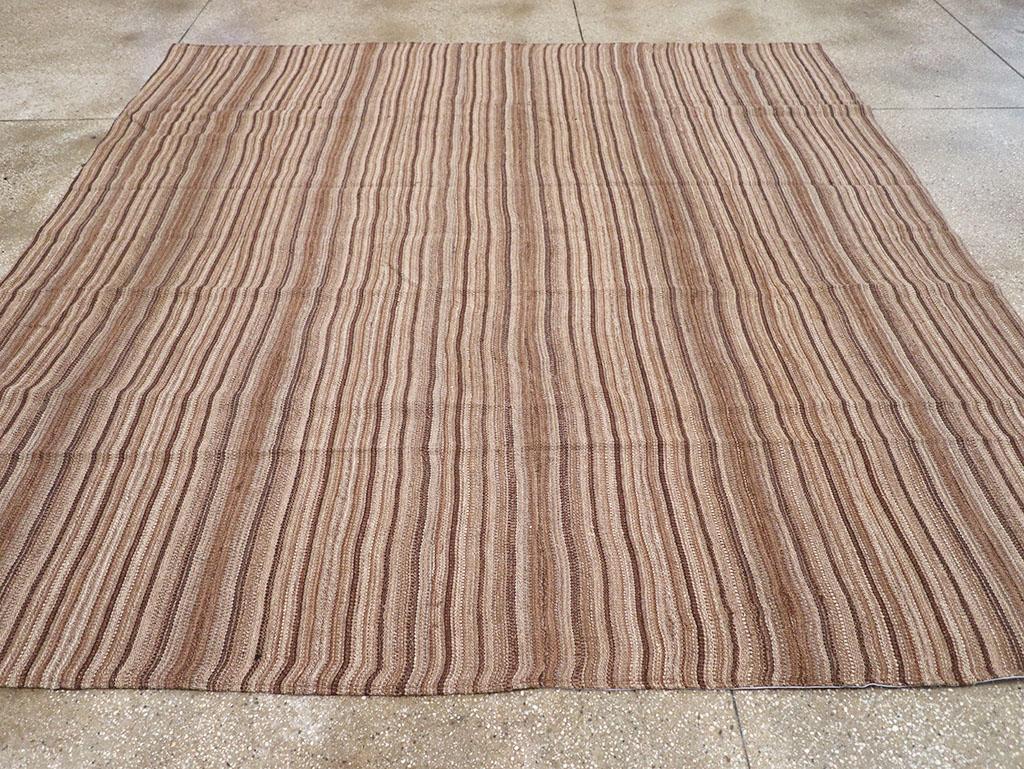 Mitte des 20. Jahrhunderts Persische Flachgewebe Kilim Quadratische Akzentteppich (Handgewebt) im Angebot