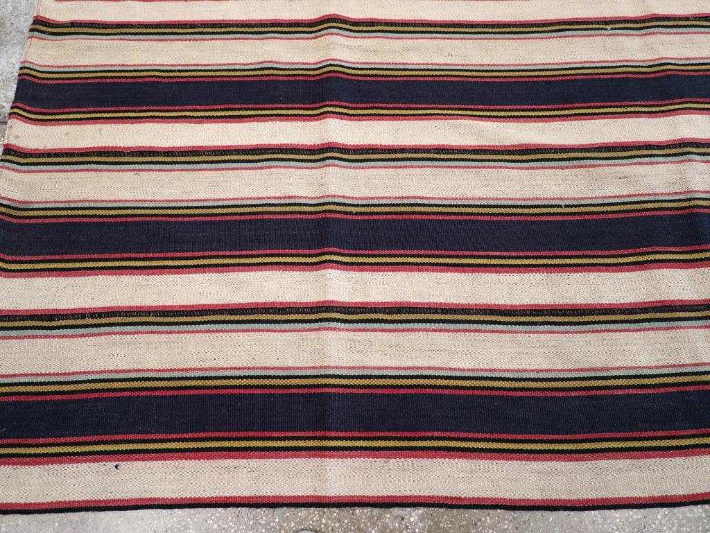 Mitte des 20. Jahrhunderts Persische Flachgewebe Kilim Quadratische Akzentteppich im Zustand „Hervorragend“ im Angebot in New York, NY