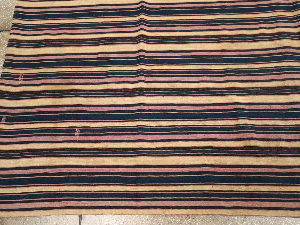 Mitte des 20. Jahrhunderts Persische Flachgewebe Kilim Quadratische Akzentteppich im Zustand „Hervorragend“ im Angebot in New York, NY