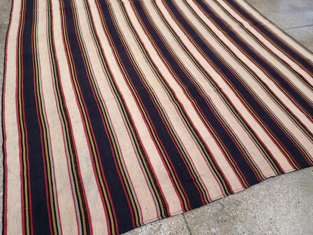 Mitte des 20. Jahrhunderts Persische Flachgewebe Kilim Quadratische Akzentteppich (Wolle) im Angebot