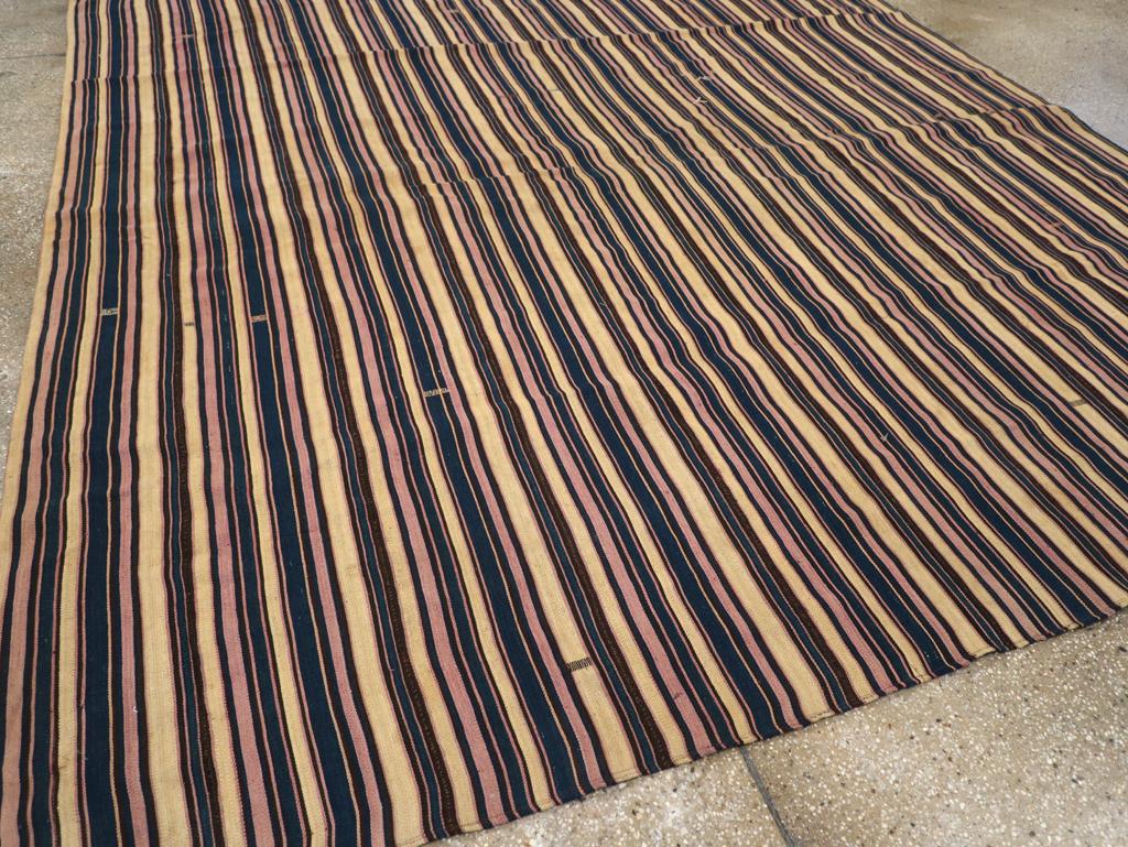 Mitte des 20. Jahrhunderts Persische Flachgewebe Kilim Quadratische Akzentteppich (Wolle) im Angebot