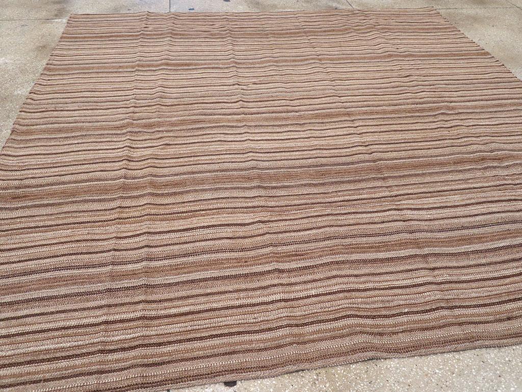 Mitte des 20. Jahrhunderts Persische Flachgewebe Kilim Quadratische Akzentteppich (Wolle) im Angebot