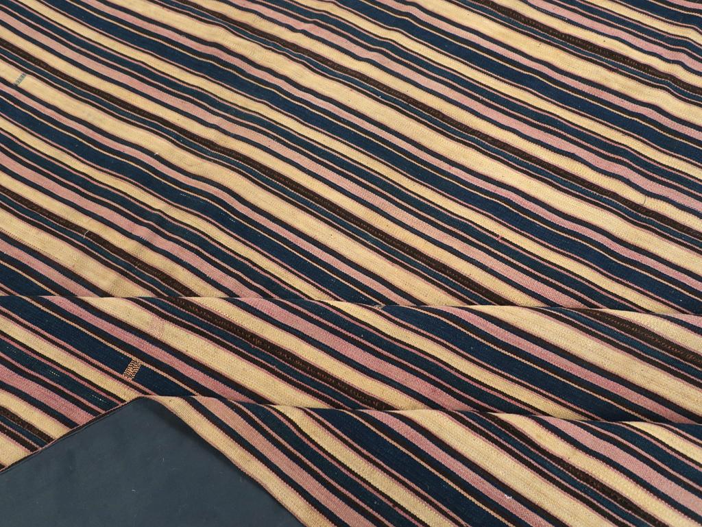 Mitte des 20. Jahrhunderts Persische Flachgewebe Kilim Quadratische Akzentteppich im Angebot 1