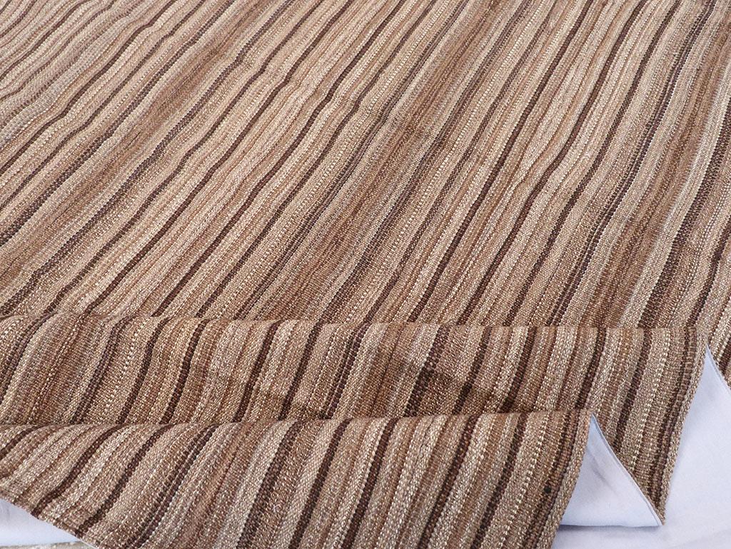 Mitte des 20. Jahrhunderts Persische Flachgewebe Kilim Quadratische Akzentteppich im Angebot 1
