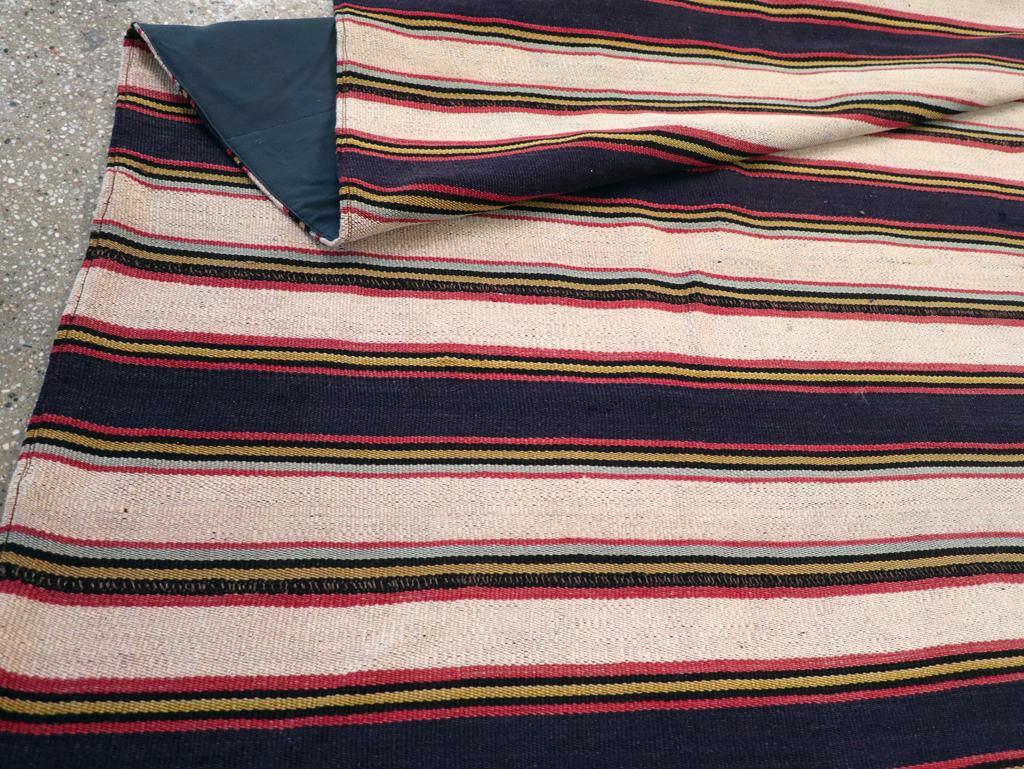 Mitte des 20. Jahrhunderts Persische Flachgewebe Kilim Quadratische Akzentteppich im Angebot 2