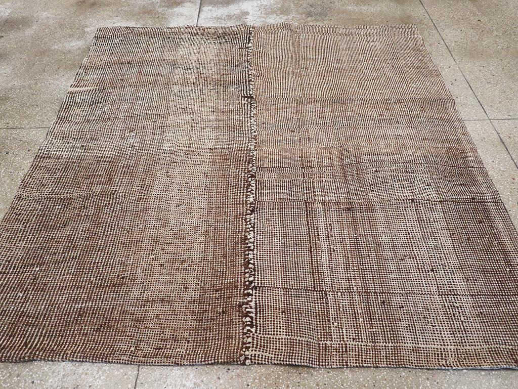 Questo tappeto persiano a trama piatta Rug & Kilim quadrato della metà del XX secolo, che misura 6' 3