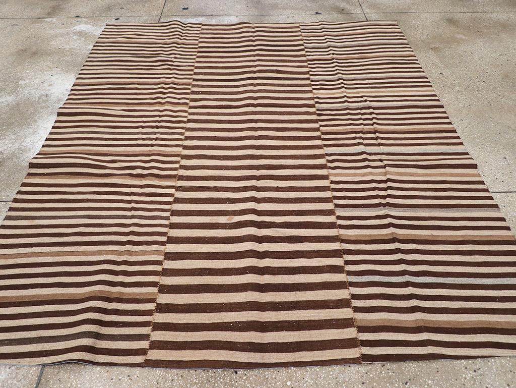 Questo tappeto persiano a trama piatta della metà del XX secolo, Rug & Kilim, misura 6' 6