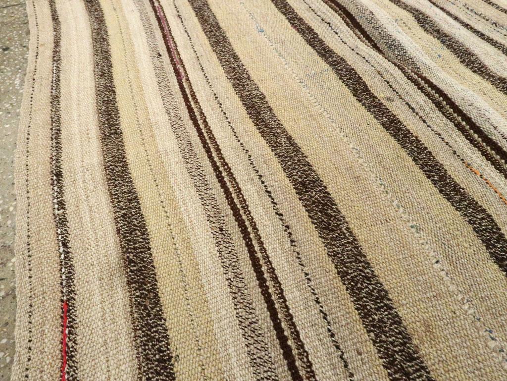 Mitte des 20. Jahrhunderts Persische Flachgewebe Kilim Quadratische Akzentteppich (Kelim) im Angebot