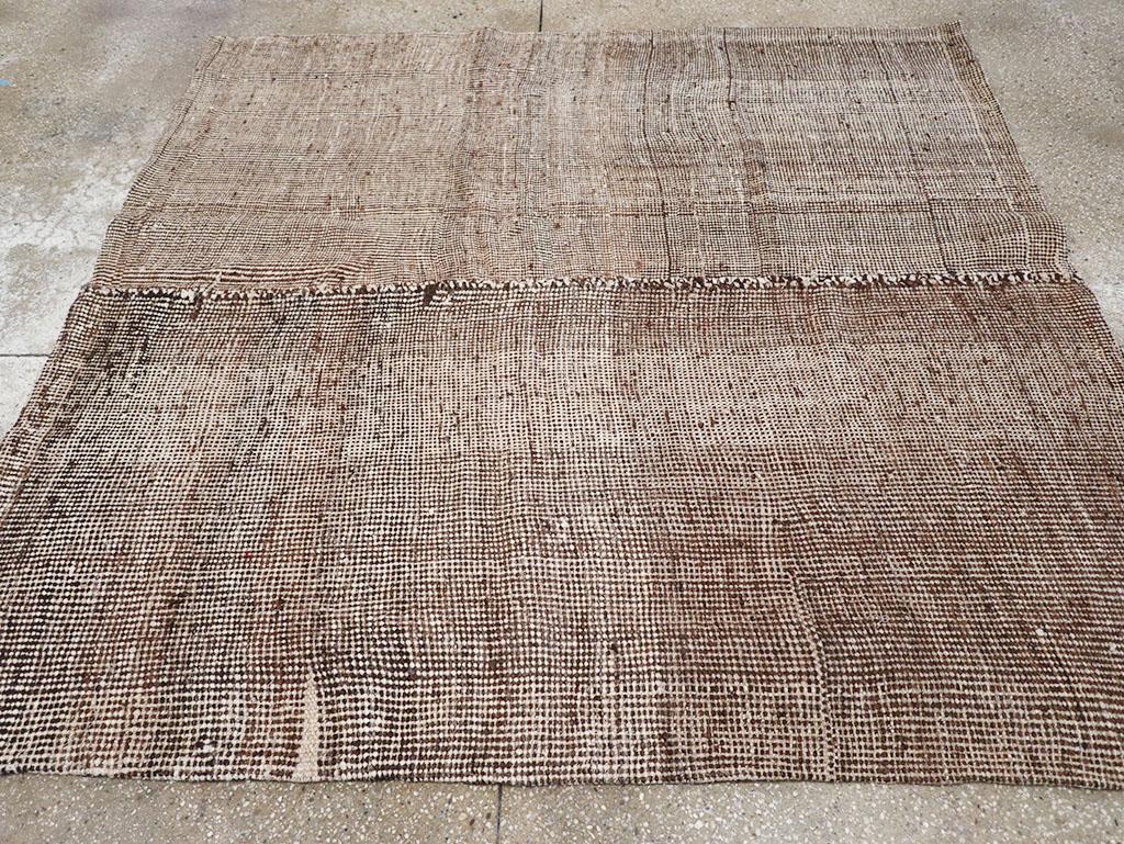 Tessuto a mano Tappeto persiano a trama piatta Rug & Kilim quadrato della metà del XX secolo in vendita