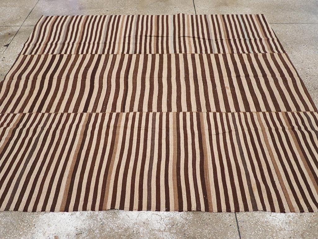 Tessuto a mano Tappeto persiano a trama piatta Rug & Kilim quadrato della metà del XX secolo in vendita