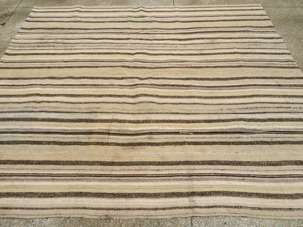 Mitte des 20. Jahrhunderts Persische Flachgewebe Kilim Quadratische Akzentteppich (Handgewebt) im Angebot