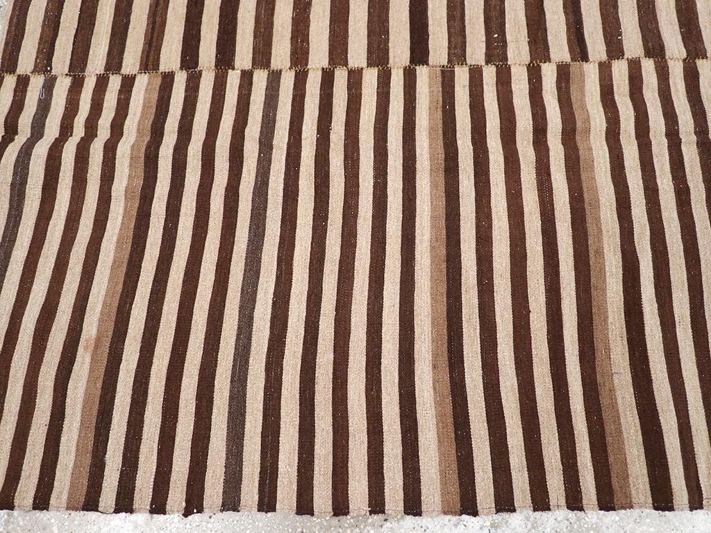 Tappeto persiano a trama piatta Rug & Kilim quadrato della metà del XX secolo In condizioni ottime in vendita a New York, NY