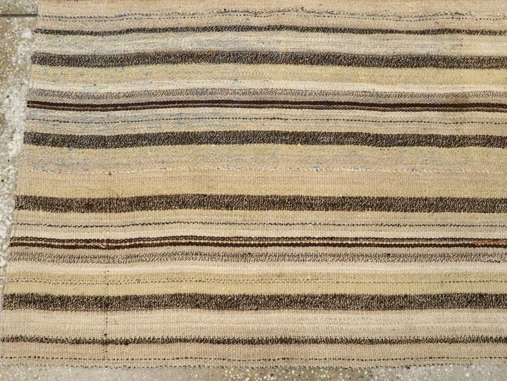 Mitte des 20. Jahrhunderts Persische Flachgewebe Kilim Quadratische Akzentteppich im Zustand „Hervorragend“ im Angebot in New York, NY