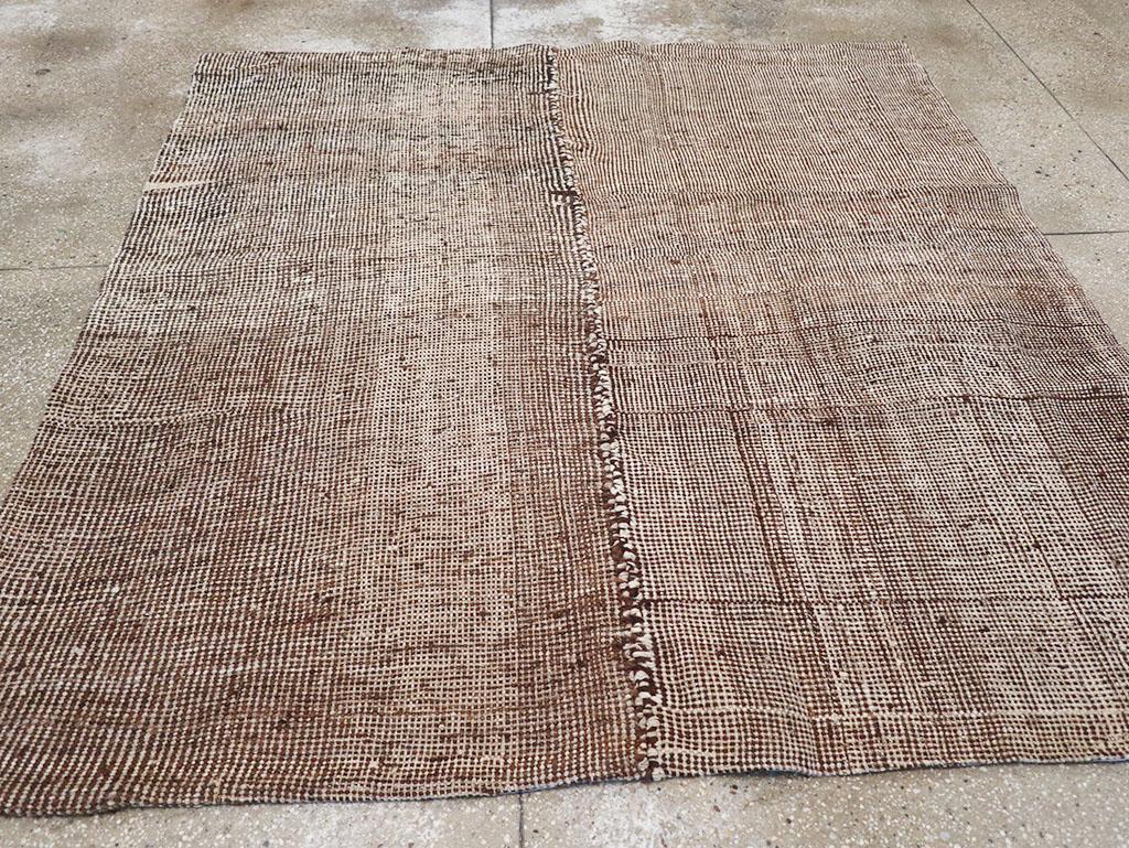 Lana Tappeto persiano a trama piatta Rug & Kilim quadrato della metà del XX secolo in vendita