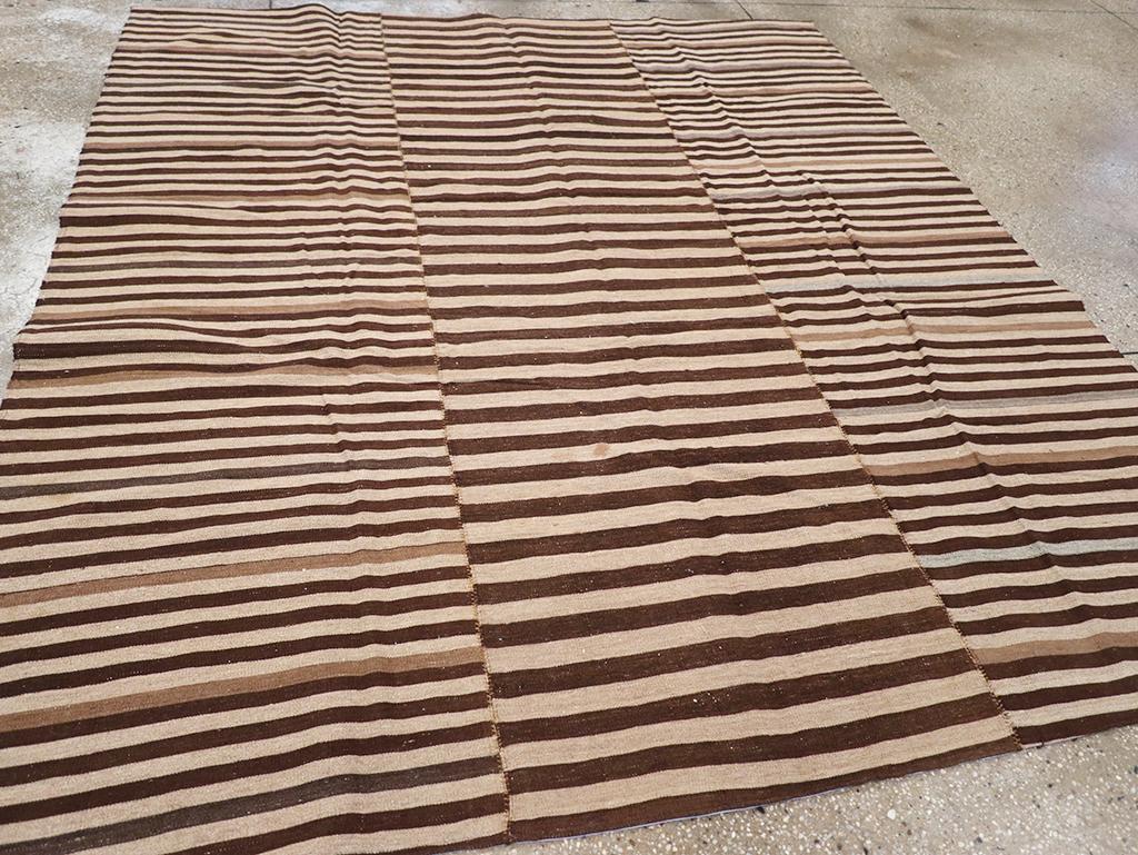 Lana Tappeto persiano a trama piatta Rug & Kilim quadrato della metà del XX secolo in vendita