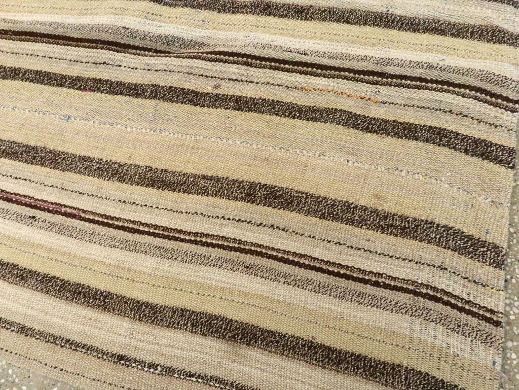 Mitte des 20. Jahrhunderts Persische Flachgewebe Kilim Quadratische Akzentteppich (Wolle) im Angebot
