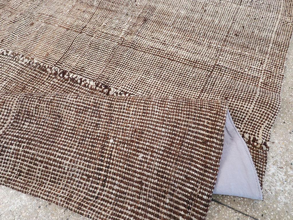 Tappeto persiano a trama piatta Rug & Kilim quadrato della metà del XX secolo in vendita 1