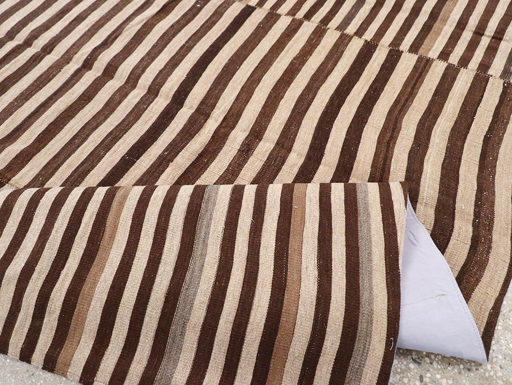 Tappeto persiano a trama piatta Rug & Kilim quadrato della metà del XX secolo in vendita 1