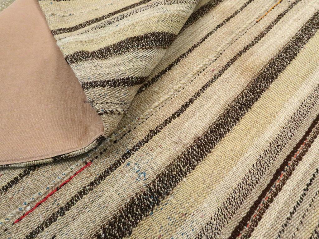 Mitte des 20. Jahrhunderts Persische Flachgewebe Kilim Quadratische Akzentteppich im Angebot 1