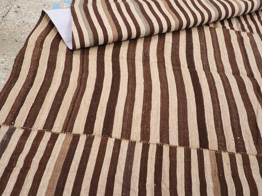 Tappeto persiano a trama piatta Rug & Kilim quadrato della metà del XX secolo in vendita 2