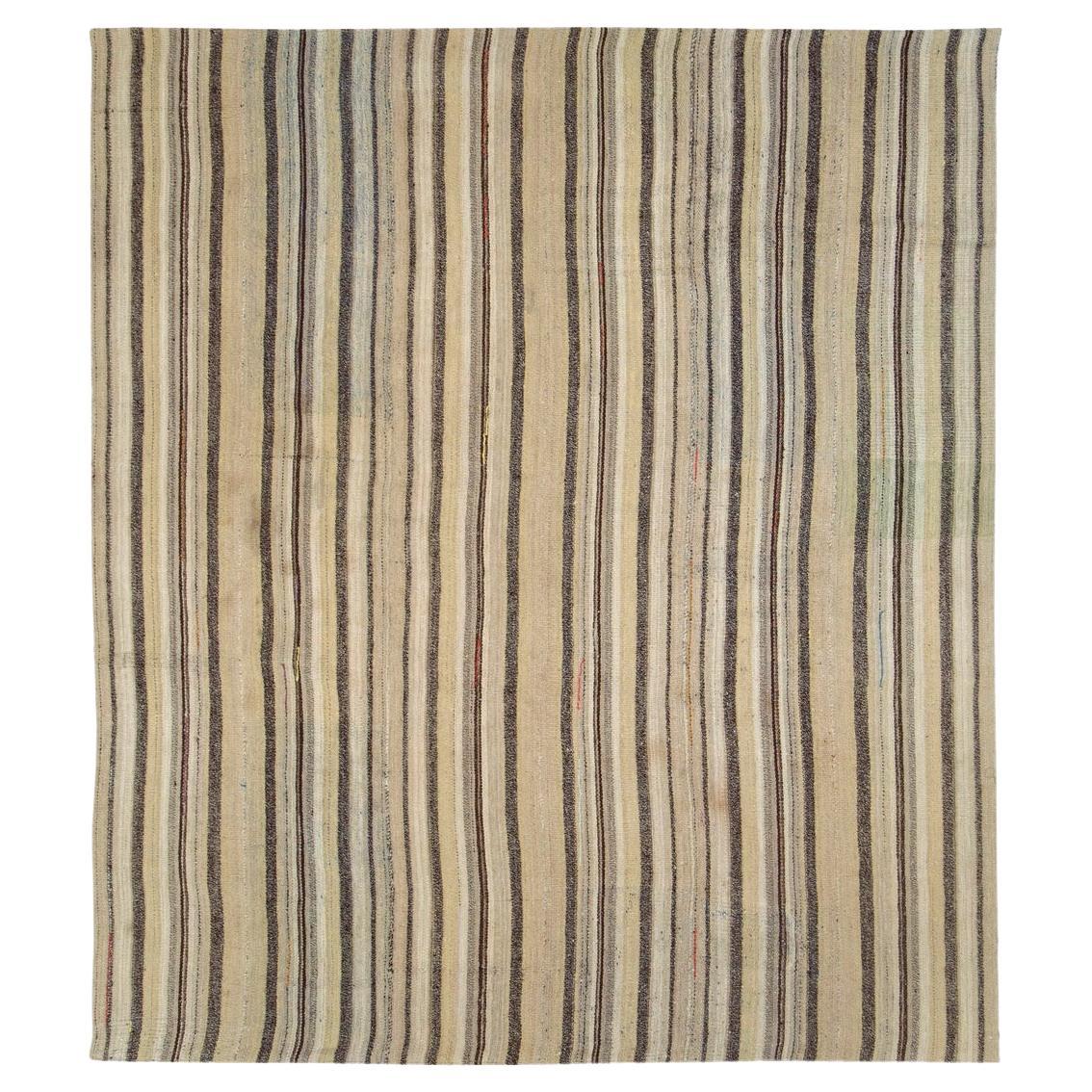 Mitte des 20. Jahrhunderts Persische Flachgewebe Kilim Quadratische Akzentteppich