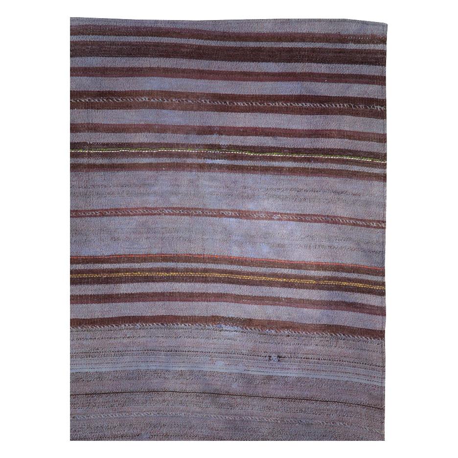 Rustico Tappeto persiano a trama piatta Kilim quadrato della metà del XX secolo in color pervinca in vendita
