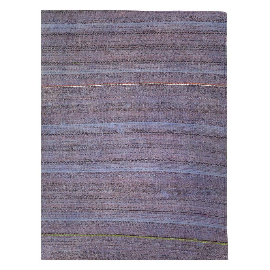 Persiano Tappeto persiano a trama piatta Kilim quadrato della metà del XX secolo in color pervinca in vendita