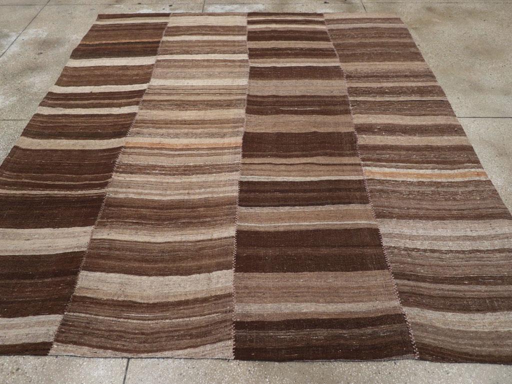 Dieser persische Flachgewebe-Kilim-Teppich aus der Mitte des 20. Jahrhunderts mit den Maßen 8' 7