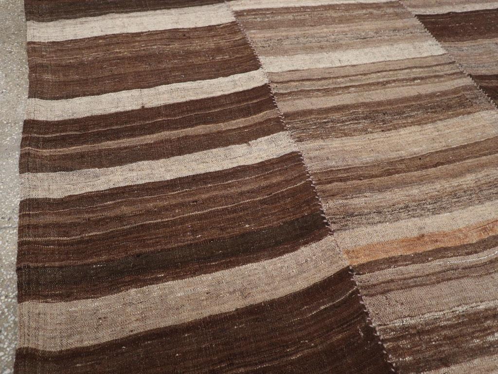 Mitte des 20. Jahrhunderts Persische Flachgewebe-Kilim Quadratische Zimmer Größe Teppich (Kelim) im Angebot