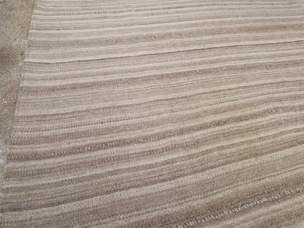 Alfombra Persa de Tejido Plano Kilim de mediados del siglo XX Tamaño Habitación Cuadrada Tejido a mano en venta