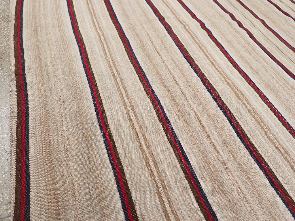 Alfombra Persa de Tejido Plano Kilim de mediados del siglo XX Tamaño Habitación Cuadrada Tejido a mano en venta