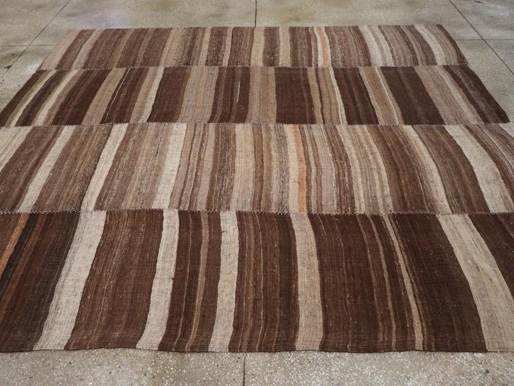 Mitte des 20. Jahrhunderts Persische Flachgewebe-Kilim Quadratische Zimmer Größe Teppich (Handgewebt) im Angebot