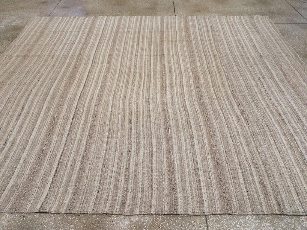 Alfombra Persa de Tejido Plano Kilim de mediados del siglo XX Tamaño Habitación Cuadrada en Excelente estado para la venta en New York, NY