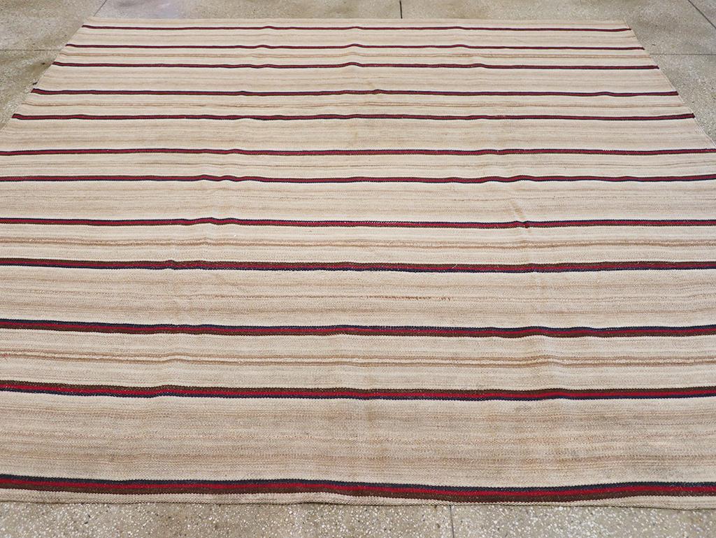 Alfombra Persa de Tejido Plano Kilim de mediados del siglo XX Tamaño Habitación Cuadrada en Excelente estado para la venta en New York, NY