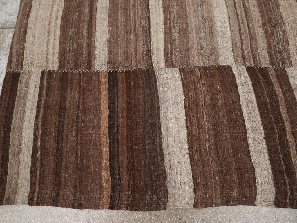 Mitte des 20. Jahrhunderts Persische Flachgewebe-Kilim Quadratische Zimmer Größe Teppich im Zustand „Hervorragend“ im Angebot in New York, NY