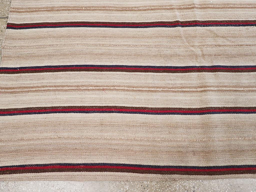 Alfombra Persa de Tejido Plano Kilim de mediados del siglo XX Tamaño Habitación Cuadrada Lana en venta