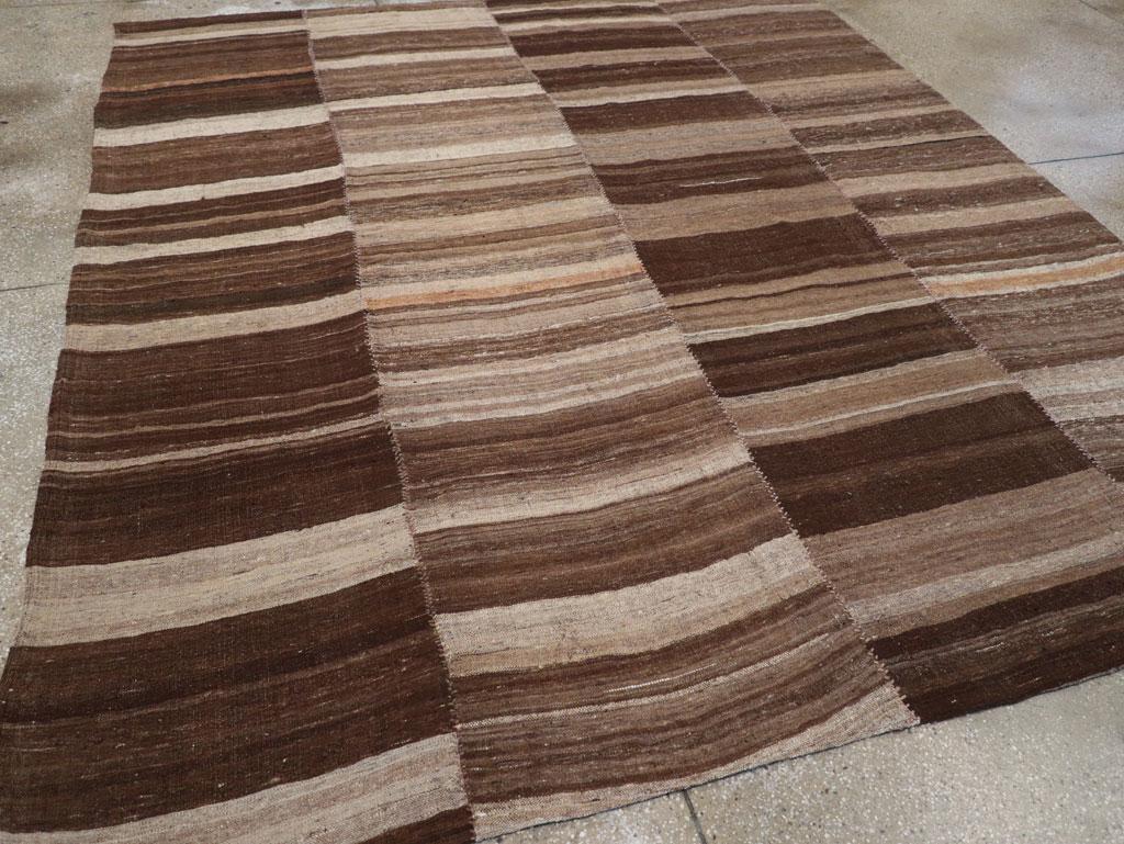 Mitte des 20. Jahrhunderts Persische Flachgewebe-Kilim Quadratische Zimmer Größe Teppich (Wolle) im Angebot