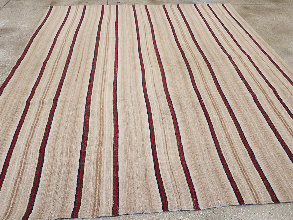 Alfombra Persa de Tejido Plano Kilim de mediados del siglo XX Tamaño Habitación Cuadrada en venta 1