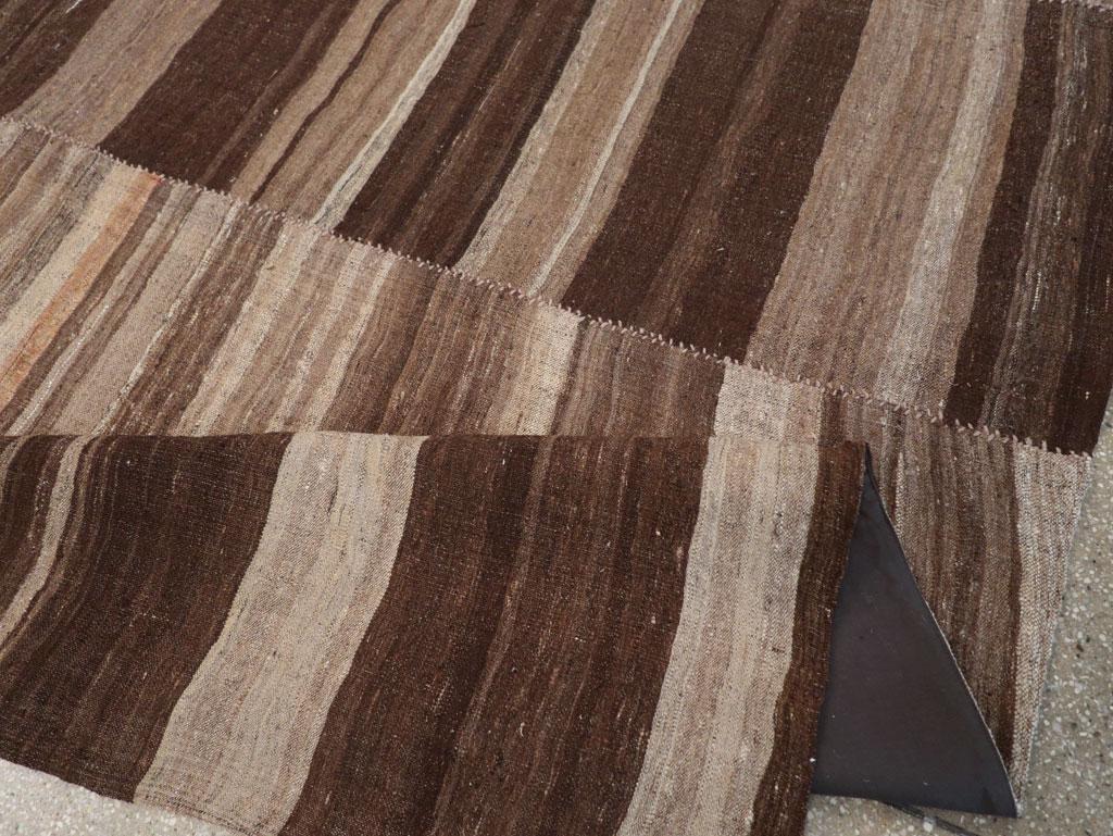 Mitte des 20. Jahrhunderts Persische Flachgewebe-Kilim Quadratische Zimmer Größe Teppich im Angebot 1